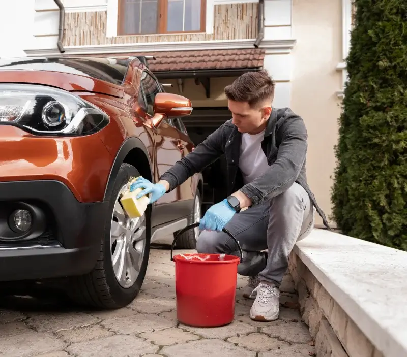 Lavage auto à domicile La Celle-Guenand : professionnel intervenant sur un véhicule